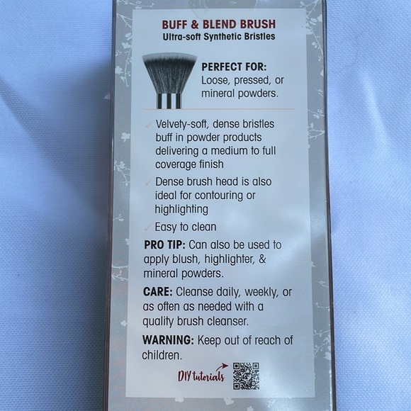 JAPONESQUE Buff and Blend brush , creates a Flawless Complexion with highlights - Picture 4 of 4